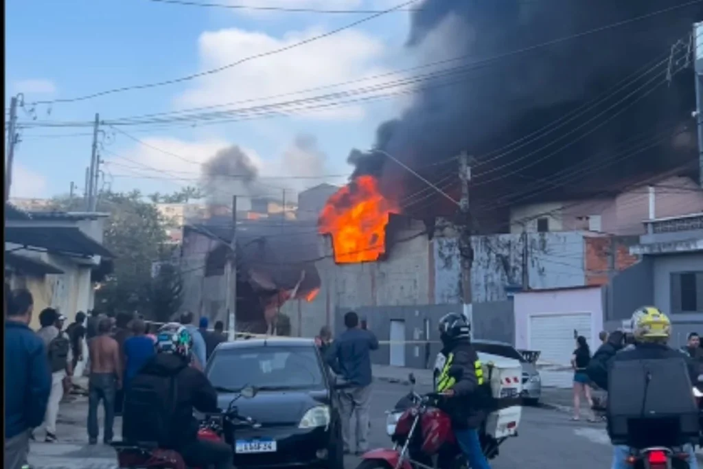 Incêndio em fábrica de colchões atinge três imóveis em São Paulo