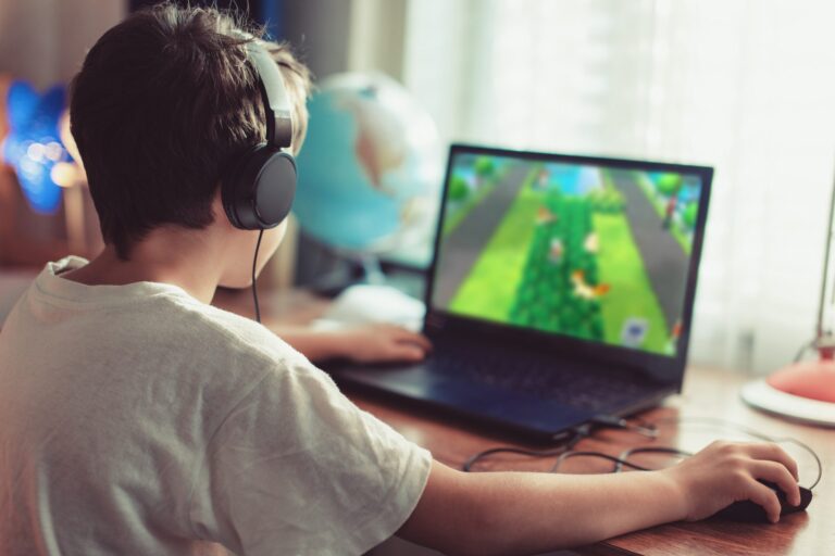 Debate sobre proteção digital de crianças ganha força após mudanças em plataformas de jogos