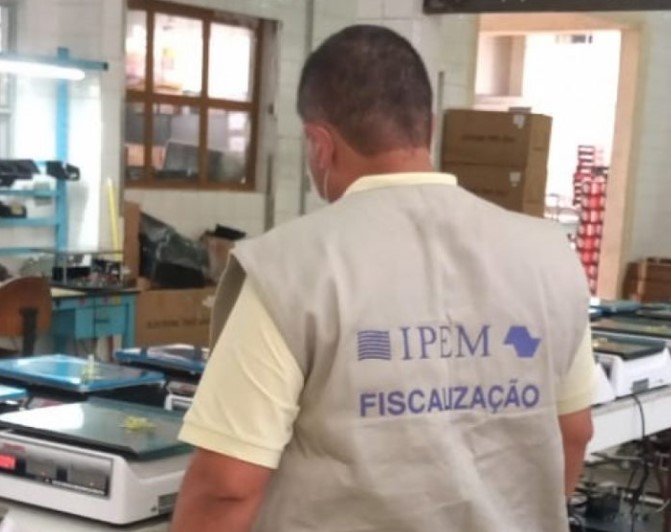 Ipem-SP orienta consumidores e comerciantes sobre uso correto de balanças