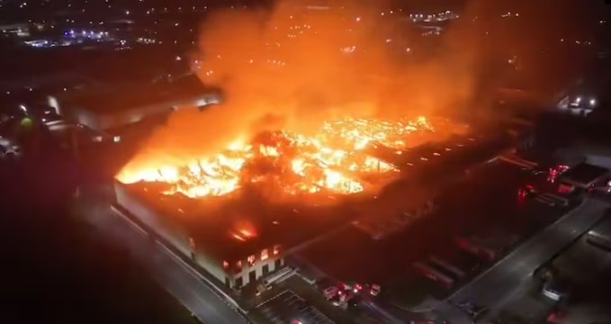 Incêndio de grandes proporções atinge galpão em Arujá, na Grande SP, e mobiliza 48 bombeiros durante a madrugada