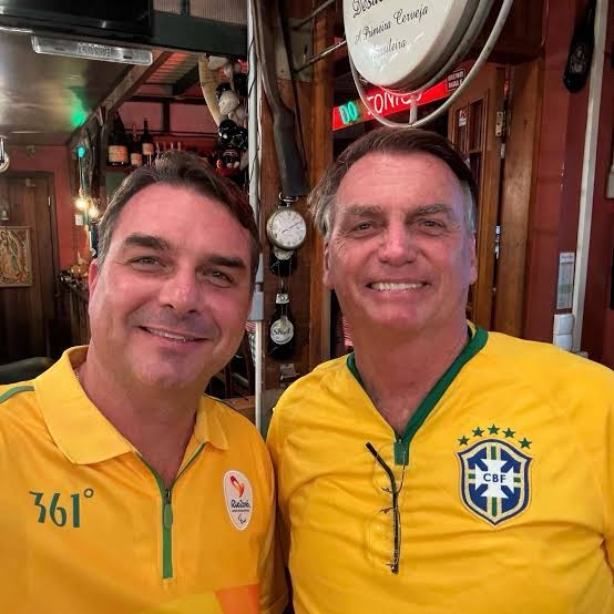 Flávio Bolsonaro anuncia que acionará PT na Justiça