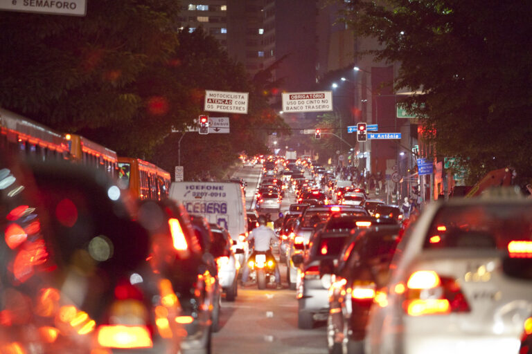 Trânsito em SP bate recorde de congestionamento