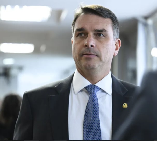 Flávio é incluído como advogado de Bolsonaro na execução penal e poderá visitá-lo diariamente