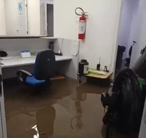 Chuva provoca alagamento no prédio da Câmara Municipal de Guarulhos