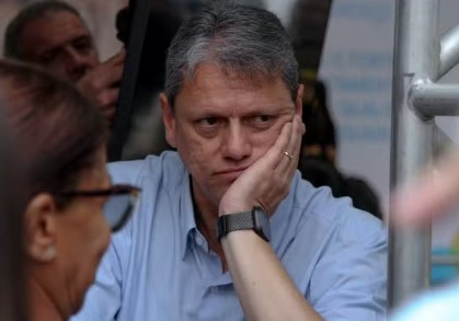 Tarcísio realiza procedimento no joelho para tratar artrose em hospital de São Paulo