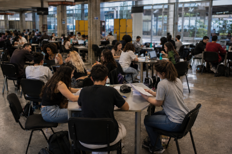 MEC debate papel do Enem na avaliação da educação básica no Brasil