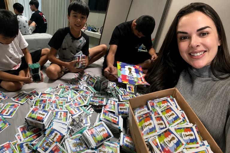 Mãe compra 14 mil figurinhas da Copa para ajudar filho a completar álbum e história viraliza