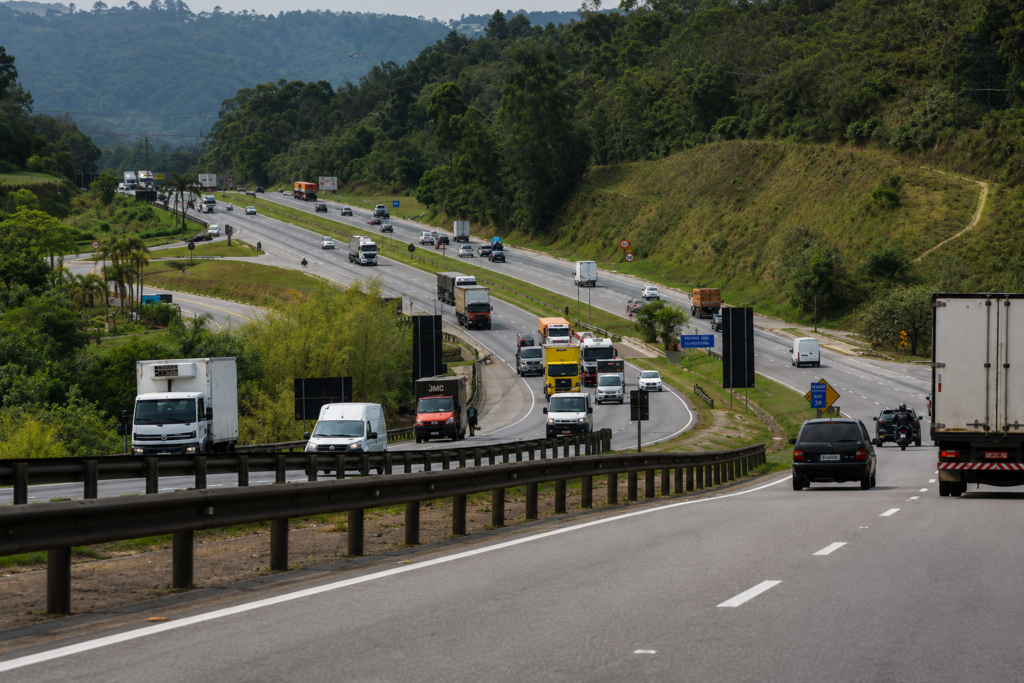 Polícia Rodoviária reforça fiscalização nas estradas de SP durante o feriado