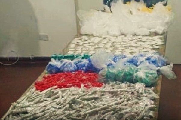 DOIS HOMENS SÃO PRESOS COM MAIS DE 2,8 MIL PORÇÕES DE DROGAS EM ITAPEVI